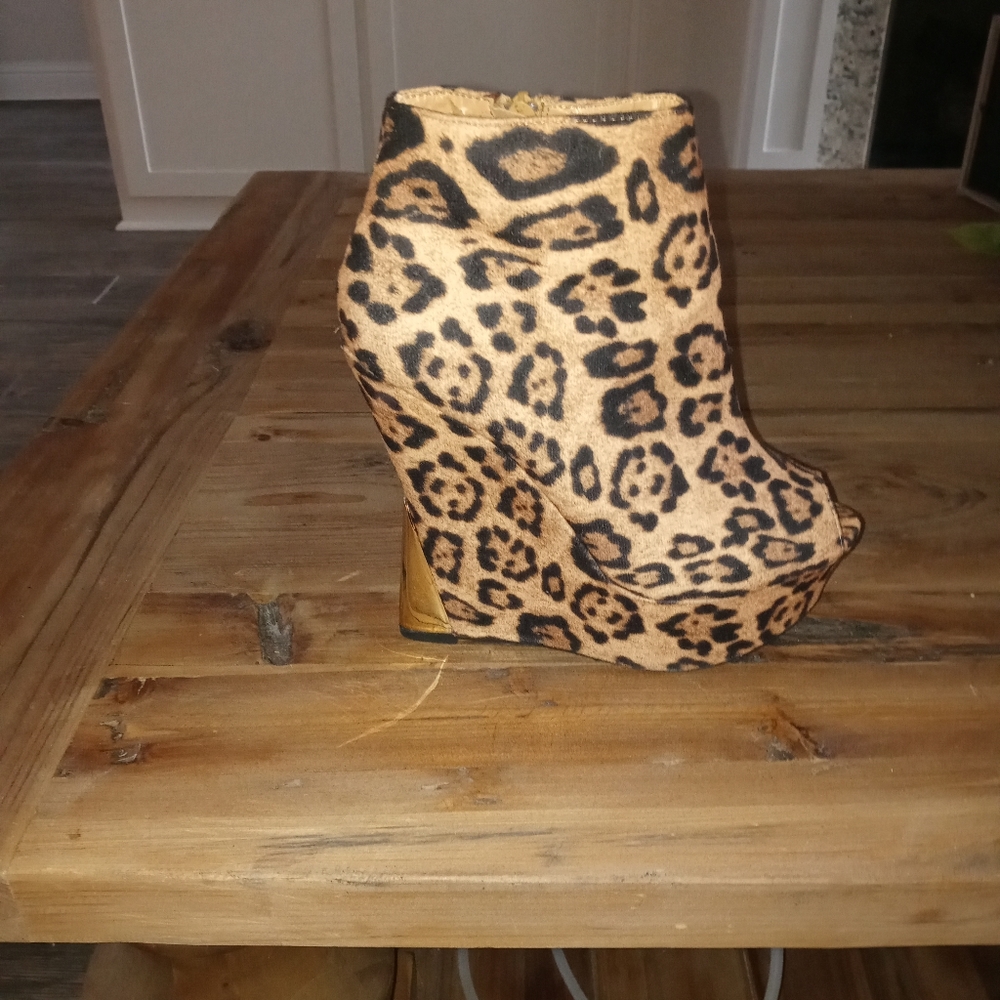 Liliana 8.5 leopard print wedge booties